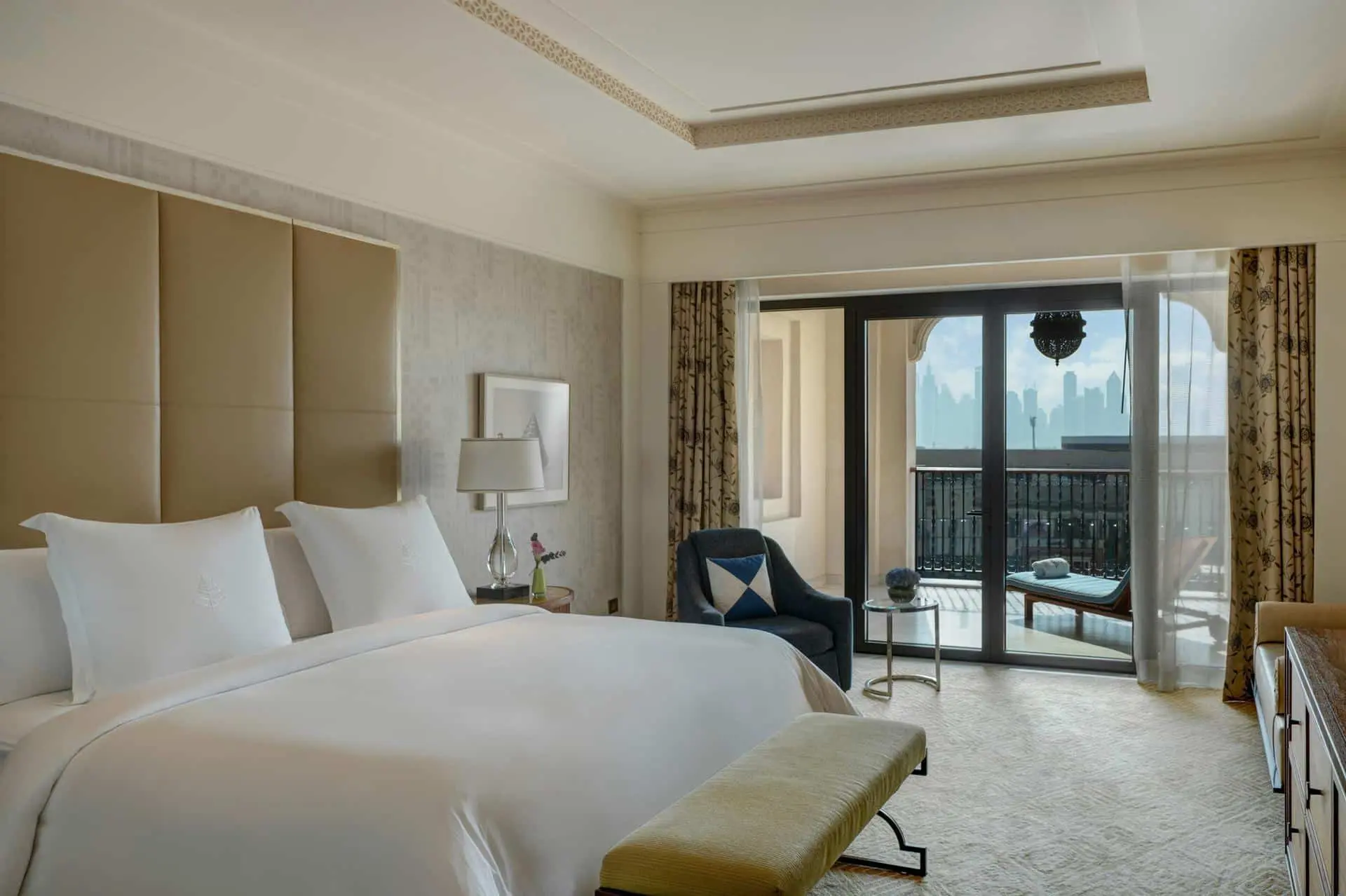 Jumeirah Skyline Suite 01