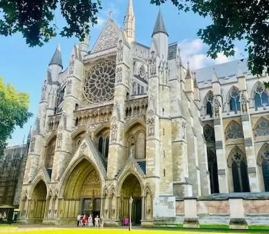 An exclusive Westminster Abbey private family tour featuring fast-track VIP entry and rich historical storytelling.